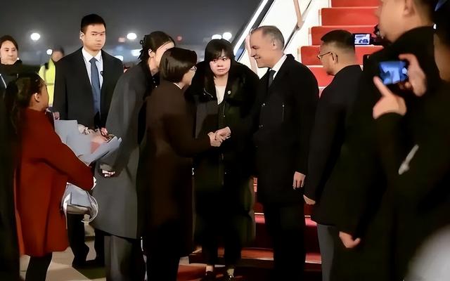 与中国签完协议后，卡尼一夜带头倒戈	，彭博社：世界新秩序正成形