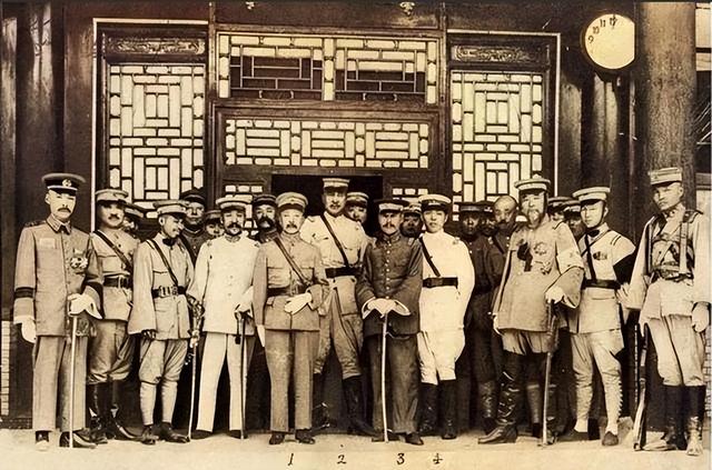 1928年，杨宇霆被枪决前和张学良合影，注意看站姿，早已分道扬镳