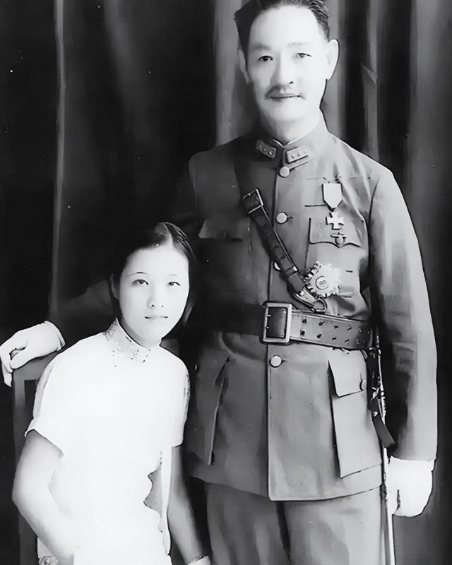 17岁少女嫁给54岁将军，婚后32年16次怀孕，死后葬入八宝山
