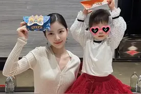 杜淳老婆为小蛋饺准备了四套新年衣服，母女俩的亲子装真喜庆图片