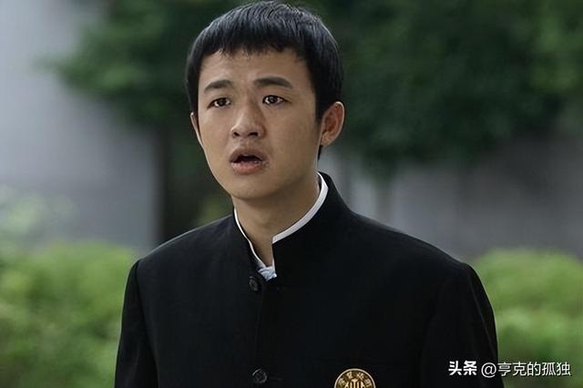 同时谈7个女友，坏事干尽，却红极一时，是谁帮了他？