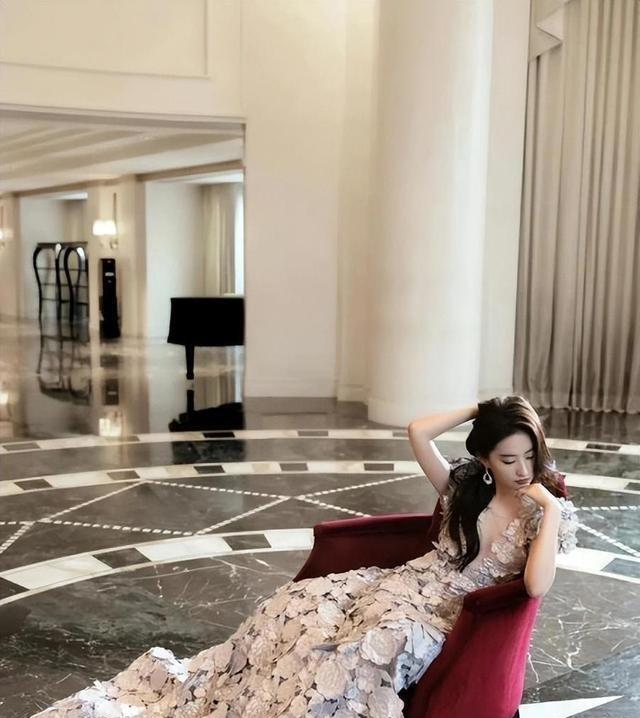 刘亦菲被问：拍吻戏有生理反应怎么办？她的回答让主持人脸都红了
