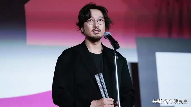 陪玩陪睡仅冰山一角!集体开嫖、舔手指、互撕,"圈中内幕"太荒唐