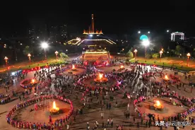 彝族左脚舞狂欢迎新年图片