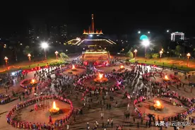 彝族左脚舞狂欢迎新年图片