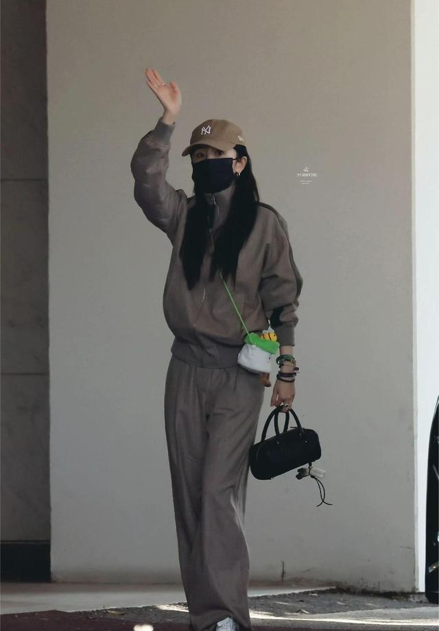 杨幂把大衣穿明白了 酷飒慵懒全拿捏 普通人这么搭 出街也能有