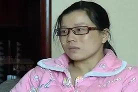 女人为了10万元，给已婚男生下一个儿子，不料儿子出生后她后悔了图片