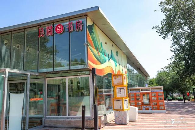 卡皮巴拉在屋里吹空调，小孩儿在吧台边钓鱼——