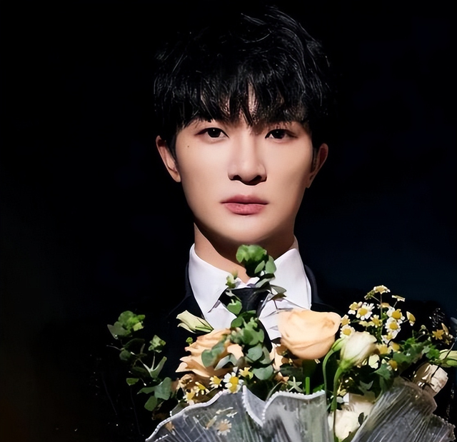 从“娘娘腔”到舞台宠儿，周深的逆袭之路：真实还是人设？