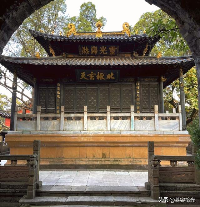 当铜殿被一只松鼠赋予轻盈