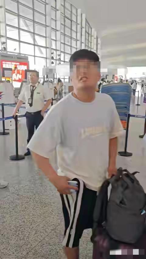 女子机场插队打人，态度嚣张，报警后听到赔偿3500元，开始哭穷