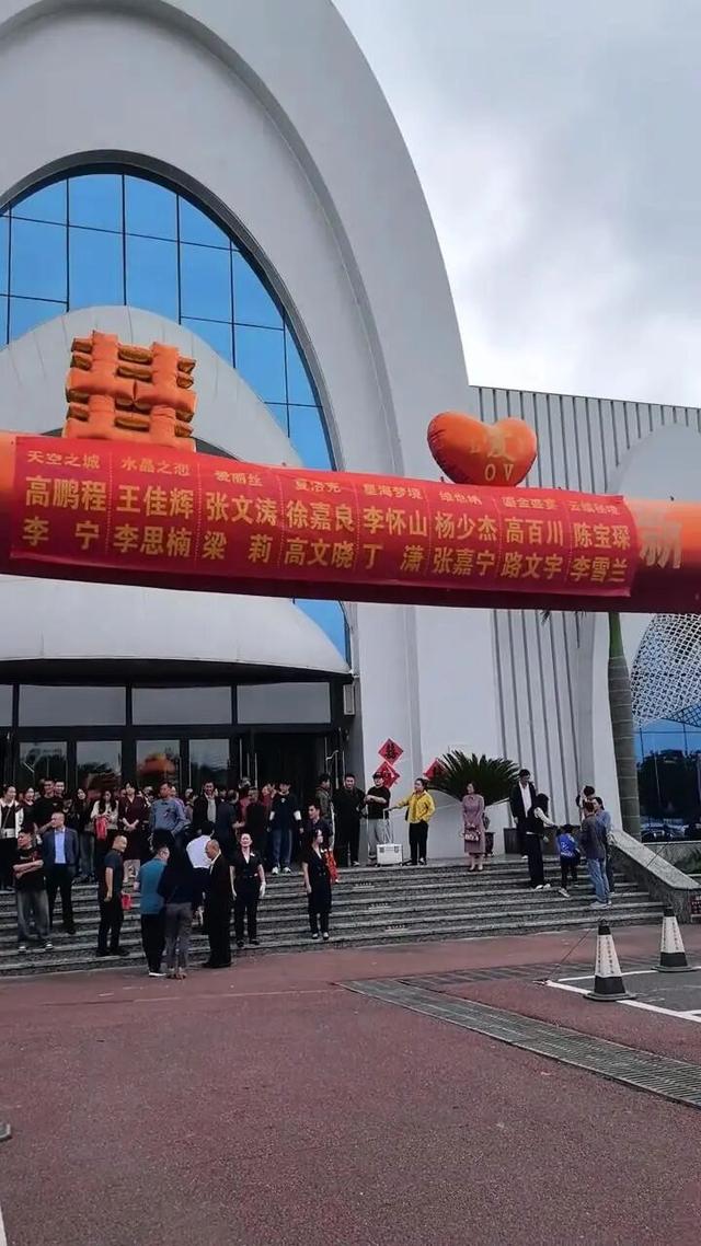 山东一酒店一天办8场婚礼，新人共用一个充气拱门，酒店称免费提供：大家都想放前面，顺序不好协调