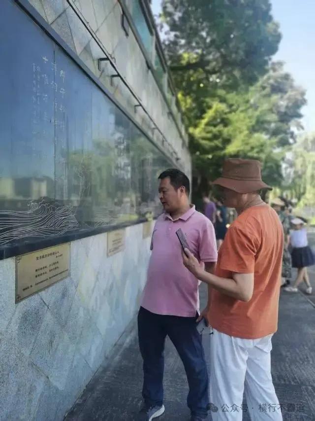 严学章到桐庐,隔着富春江遥望东西钓台,感慨万千