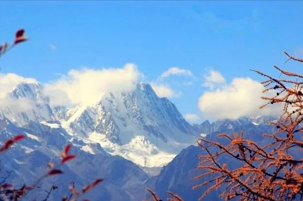 解锁“藏东天堂”昌都，“一错再错”和神山怀抱的信仰集结地