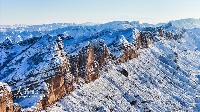 新疆呼图壁：雪映丹霞 展现壮美冬日画卷