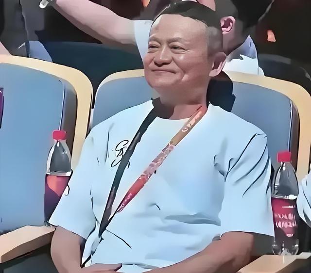 马云年纪上来了，面部发福，没有了以前那瘦瘦的形象看着还顺眼 ​