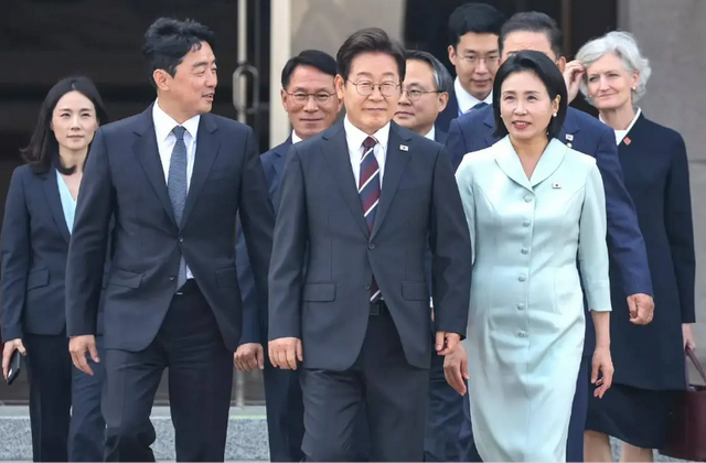 于晓光也没想到	，一场韩国总统访华的活动，竟让秋瓷炫意外出圈