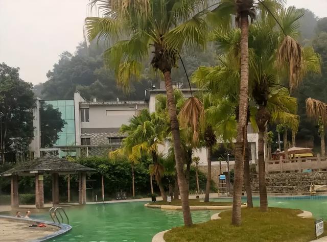 拥抱自然，在崖壁江景中唤醒身心