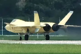 涡扇15成功了？最新歼20黄皮机曝光，发动机信息量很大图片