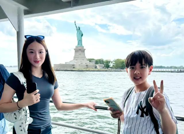 吴尊的女儿才14岁，怎么比28岁的女人还成熟，发育的也太好了吧！