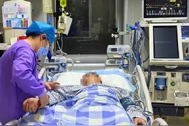 男子遇堵坐车40小时致肺栓塞病危图片