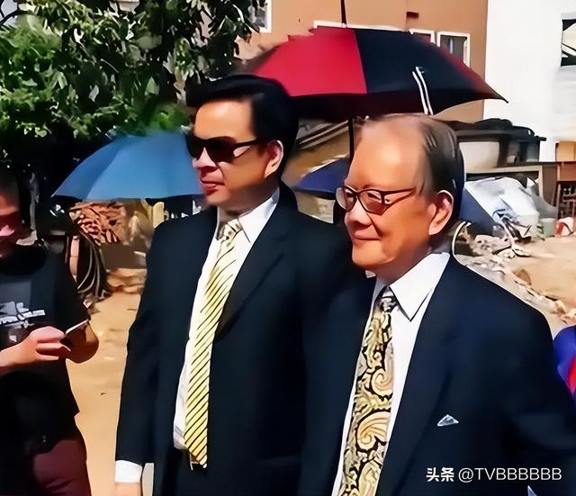 向府治丧！向太陈岚与儿子向佐悲痛致祭，大批反黑组警员现场戒备