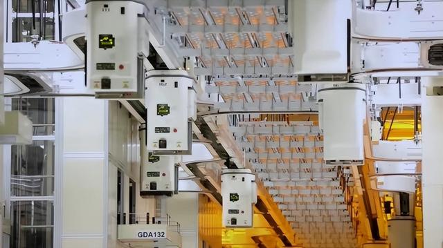 还敢说15年的差距吗？加速出售光刻机的背后，ASML已经慌了