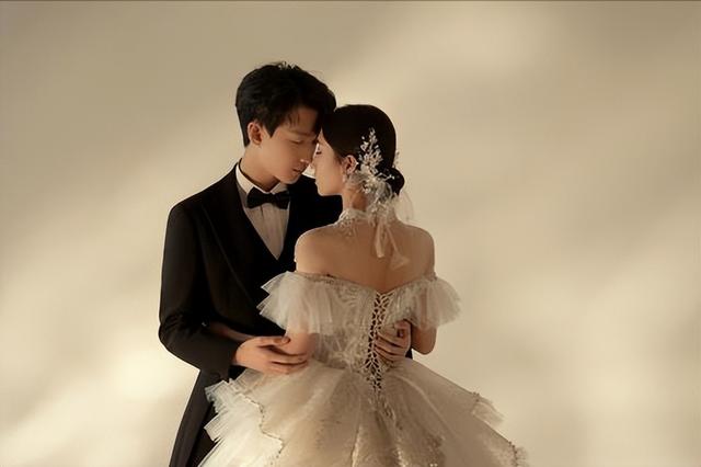 婚纱照成"素材包"贱卖，新人私密照遭泄露，平台审核去哪了