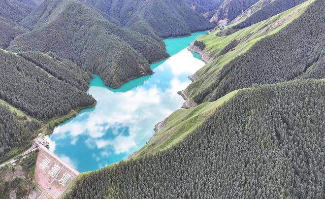 甘肃民乐：祁连山下林海苍翠茂密 湖水翠绿欲滴