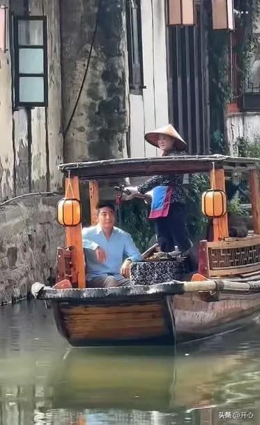 和撒贝宁同居4年，转身和富豪在一起，想到如今却沦落至此。