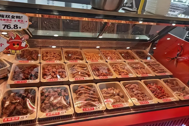 卤味巨头难熬！绝味闭店5000，周黑鸭年关785家，鸭脖啃不起了？