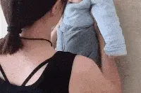 老婆去广州出差，发来了她和广州塔的照片，我这是被绿得透透的啊图片