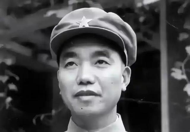 他是开国上将之首，却长期不受重用，73岁才至副国级	，活到102岁