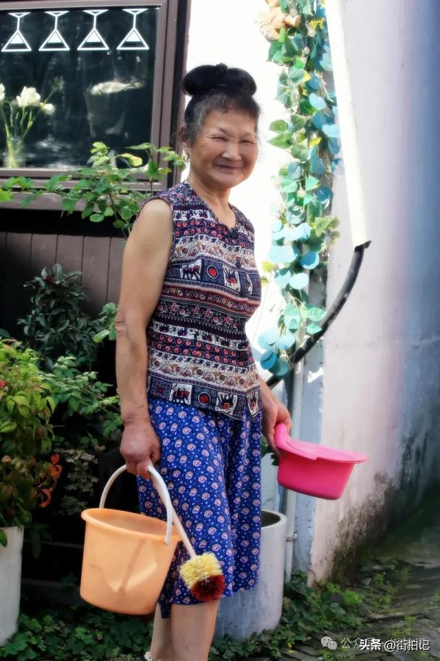 这条河边老街的“慢生活”：他们沿用数十年前的方式，一晃半生
