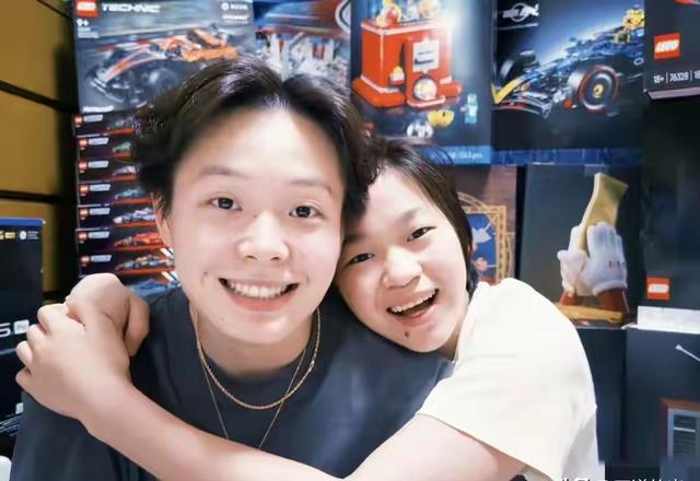 全红婵北京归队 与陈艺文司雅杰聚会 喝咖啡拍照笑容甜 欢声笑语不断