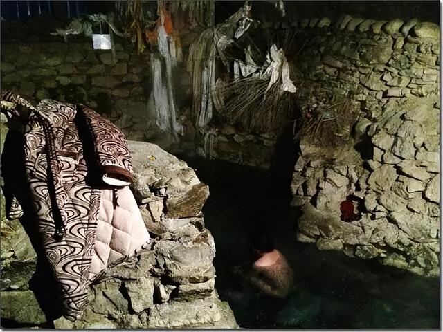 高原泡温泉竟与蛇共浴？当地人：那是药蛇别怕