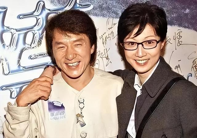 71岁成龙满头白发：儿子不成材女儿在外流浪，25亿身家捐一半