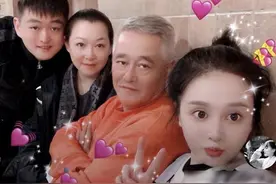 赵本山女儿晒全家福为老公庆生，小皮白胖喜人，耳比眉高有富贵相图片