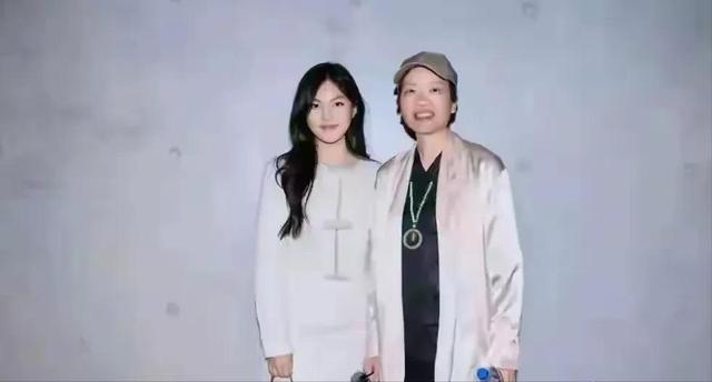 王诗龄回国后在宴会上惊艳到大家！真成财阀千金了，骨子里的优雅