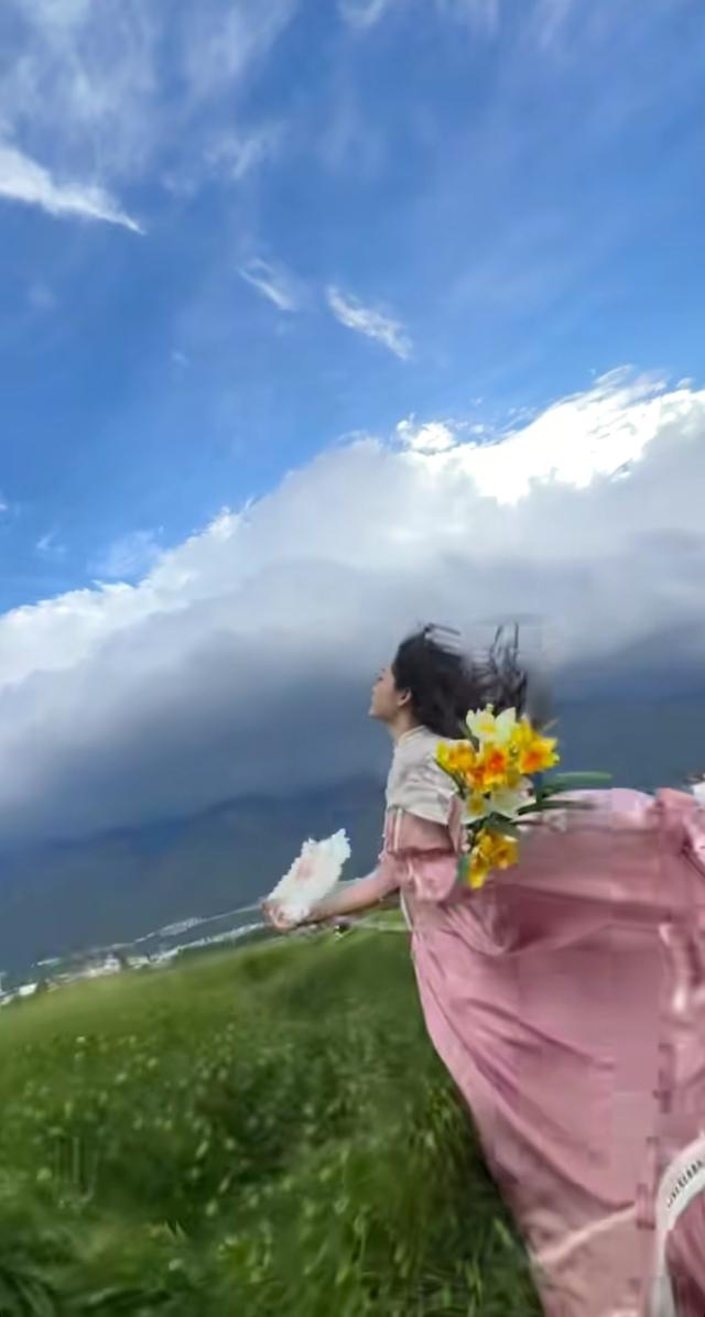 《大理大风天拍美照：别人看我出神图，我在草地里被吹翻几次！》