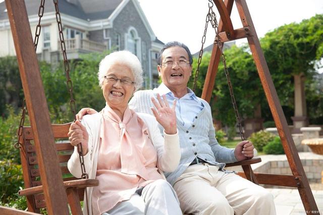洪水退去，河边冲来3米大木箱，村民抬回家中，撬开后众人愣住了