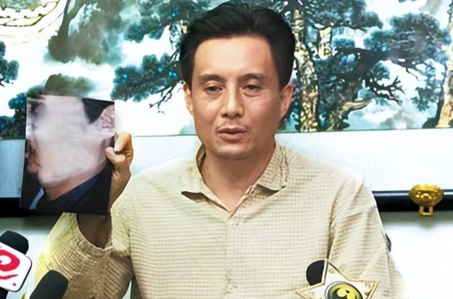 他被谢霆锋打成重伤，发妻6次流产绝情离开，如今街头卖卤肉为生