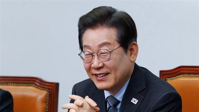 李在明拒绝出席中国阅兵，王毅挂断电话，送了韩国一句话