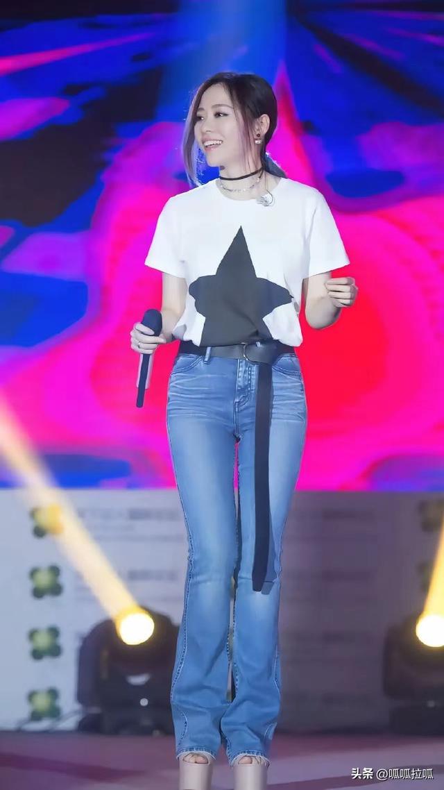 别眨眼！女星穿紧身牛仔裤狂炫身材，细腰翘臀的暴击谁顶得住