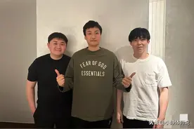 王楚钦晚上好友聚餐，莎莎暖心之举好感动，终于看到王艺迪逛街图片