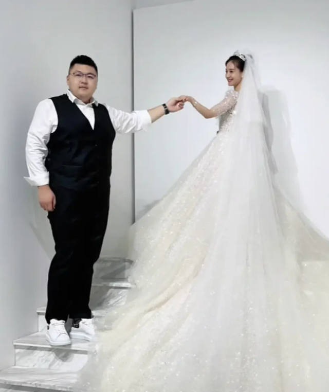 离婚一个月后再看猴哥与前妻，一个开始找下家，一个“名声扫地”