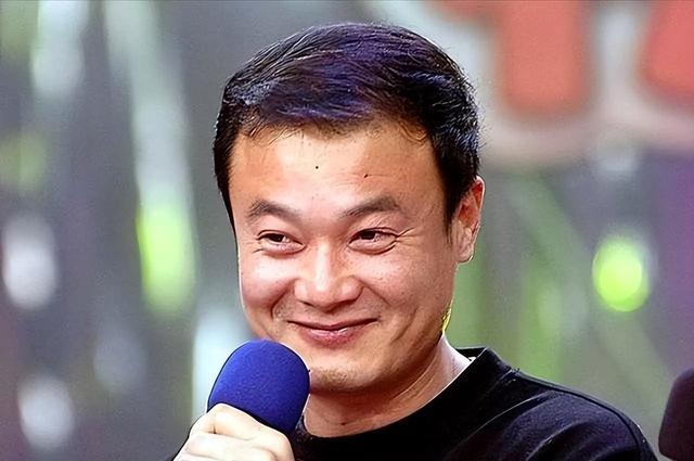 父亲是导演，母亲是老戏骨，62岁无儿无女，遗憾没让母亲当奶奶！
