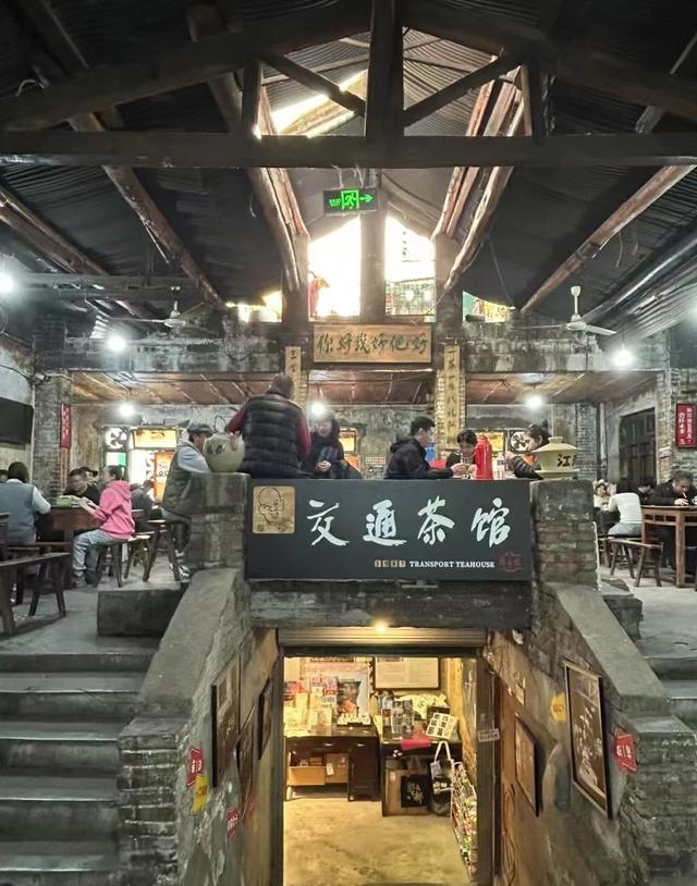 我是陕西人，刚陪成都朋友逛完渝蓉，这几处差异和感受想说说。