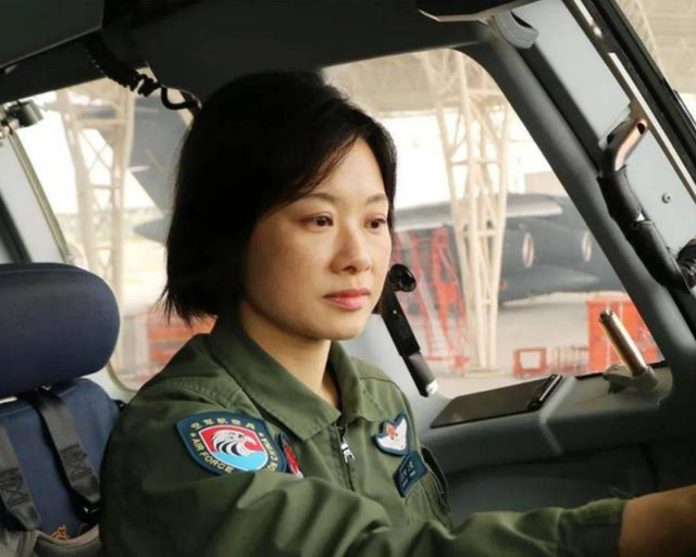 阅兵女机长身份曝光！私生活被扒牺牲太大，老公不简单，央视点名