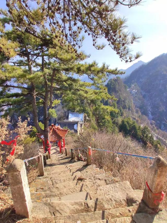 秦岭山脉，海拔超过2000米的山峰有哪些